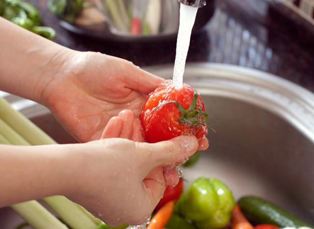 Bạn nên rửa thật sạch rau củ, trái cây trước khi ăn để loại bỏ chất độc 