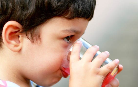 Cần cho trẻ uống nhiều nước khi bị sốt thông thường