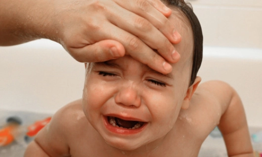 Bé quấy khóc liên tục cũng là dấu hiệu cho thấy bé cần được khám và điều trị bởi bác sĩ.