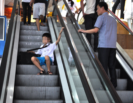 Trẻ em cũng không nên đi thang cuốn một mình hoặc ngồi trên các bậc thang cuốn.