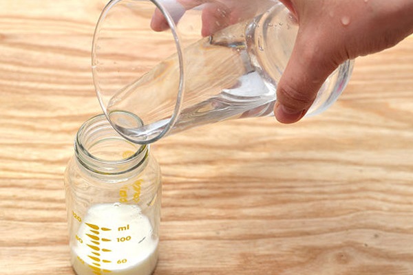 Pha thử sữa là cách nhanh chóng và hiệu quả nhất để nhận biết sữa thật và giả.