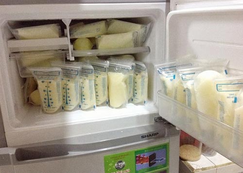 Nên bảo quản sữa mẹ ở ngăn riêng biệt.
