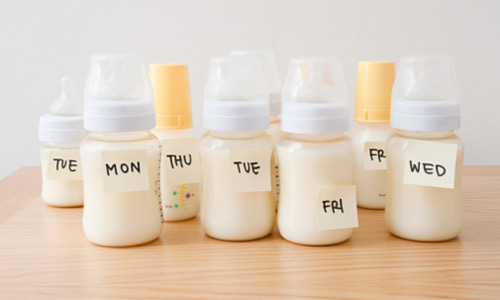 Ghi chú ngày tháng vắt sữa trên bao bì túi sữa hoặc bình trữ sữa.