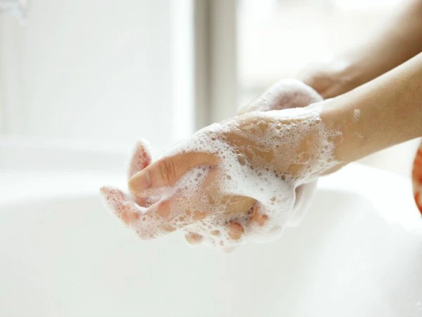 Phải vệ sinh tay chân, dụng cụ vắt sữa sạch sẽ trước khi vắt sữa mẹ.