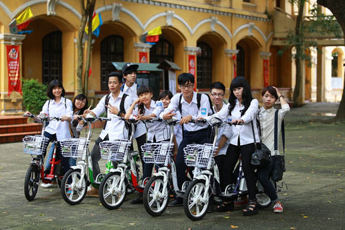Xe đạp điện đã trở thành mốt và phương tiện lưu thông chủ yếu của các em học sinh.