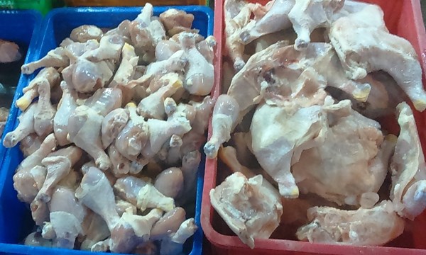 Thịt gà nhập khẩu bán la liệt tại các chợ đầu mối, thậm chí là chợ cóc.