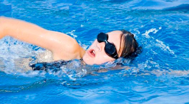 Khi đi bơi nên trang bị đầy đủ đồ bảo hộ và tuyệt đối không được uống nước bể bơi.