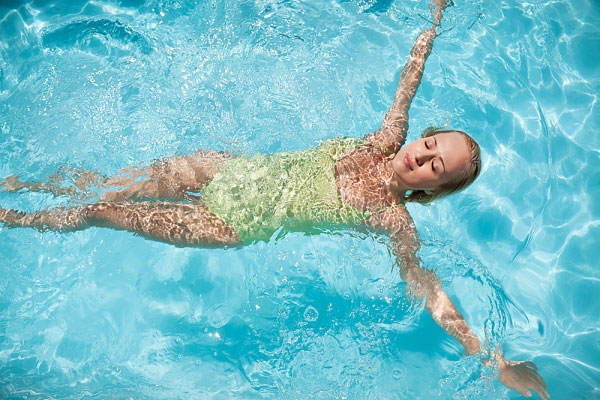 Clo trong nước bể bơi cũng không thể diệt hết vi khuẩn trong bể bơi.