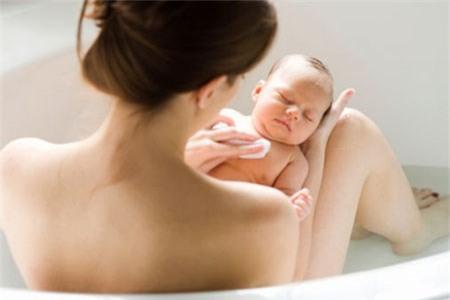 Sau khi sinh nên tắm gội cho cả mẹ và con trong phòng kín gió, nước ấm và thời gian nhanh.