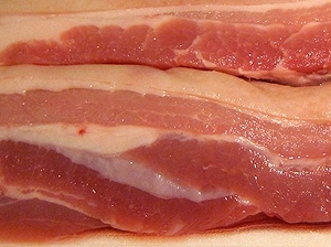 Lớp mỡ của thịt lợn sạch dày khoảng 1,5 - 2cm có màu trắng sáng.