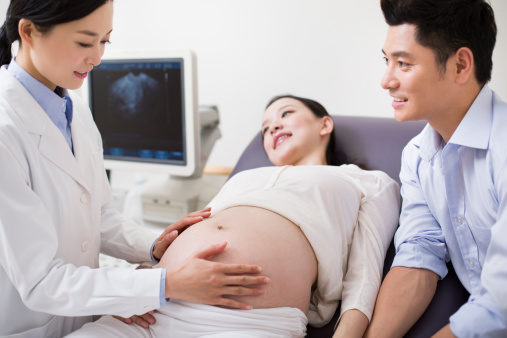 Các mẹ chỉ nên lựa chọn theo 1 bác sĩ suốt thai kỳ để đảm bảo được chăm sóc toàn diện nhất. 