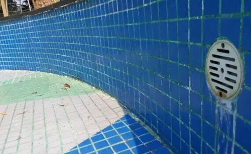 Những miệng thoát nước nhỏ tại bể bơi như thế này đã gây nhiều tai nạn đáng tiếc.