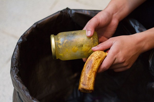 Tiến hành phân loại thực phẩm. Đừng ngại ném vào thùng rác những thứ đã mốc, chẳng hạn như hũ muối dưa quá lâu rồi bạn không dùng đến. Tiết kiệm đồ ăn còn sử dụng được bằng cách đóng gói hoặc hút chân không.