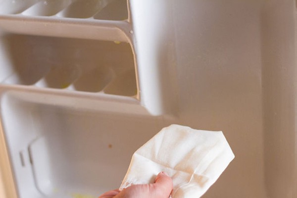 Đừng quên vệ sinh khu vực cánh cửa của tủ lạnh. Đây là nơi bạn thường xuyên sử dụng để đựng trứng, thức ăn thừa. Vì thế hãy lau chùi cẩn thận và chú ý các kẽ bám.