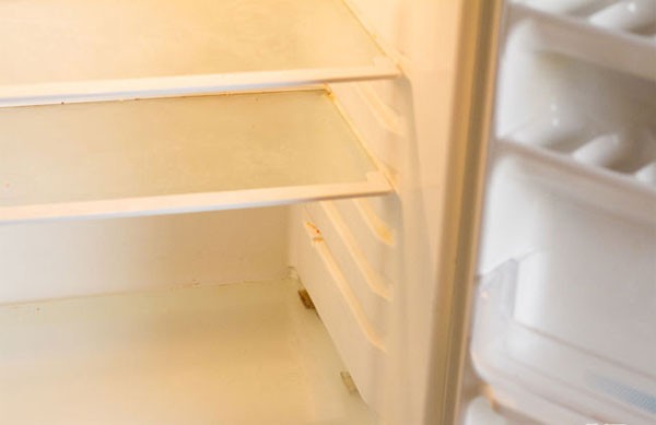 Đầu tiên, mang tất cả thức ăn ra khỏi tủ lạnh, đặt chúng trên bàn hoặc quầy bếp. Hãy đảm bảo rằng tủ lạnh của bạn lúc này hoàn toàn trống rỗng.