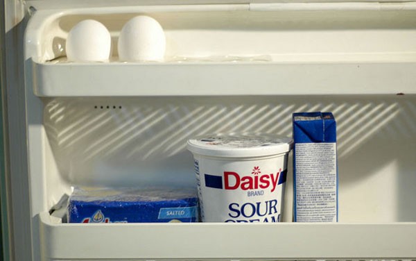 Các chế phẩm từ sữa như: pho mát, sữa chua, whipping cream,… được xếp chung trên một kệ (phía dưới kệ đựng trứng) nơi cánh cửa tủ.