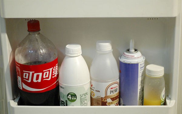 Chai sữa, nước ngọt, nước trái cây, và các đồ uống khác được xếp vào ngăn cuối cùng của cánh cửa tủ.