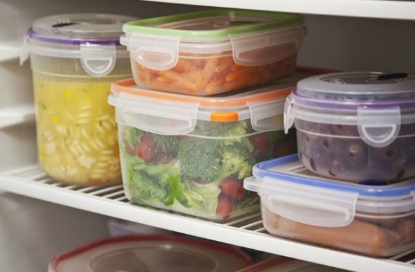 Các loại thực phẩm, rau củ chế biến và sử dụng trong ngày được phân loại, đặt trong từng hộp riêng biệt và xếp gọn vào kệ trong ngăn mát.
