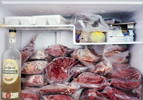 Những loại thịt, hải sản,… chưa chế biến ngay thì đặt gọn vào trong ngăn đá của tủ lạnh để bảo quản được lâu hơn.