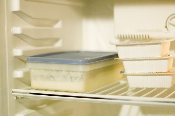 Lưu trữ các loại thức ăn thừa vào hộp kín, đặt ở trong một khu vực riêng và nhớ dán nhãn cho chúng để việc tìm kiếm dễ dàng hơn.