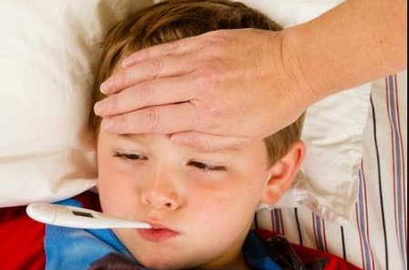 Một số trẻ có thể bị sốt nhẹ hoặc sốt cao sau khi tiêm vacxin.