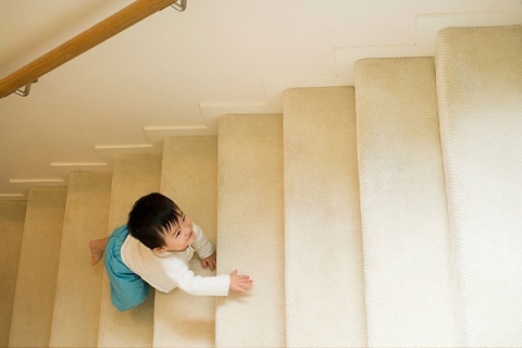 Cầu thang tiềm ẩn cực kỳ nhiều nguy hiểm cho trẻ nhỏ.