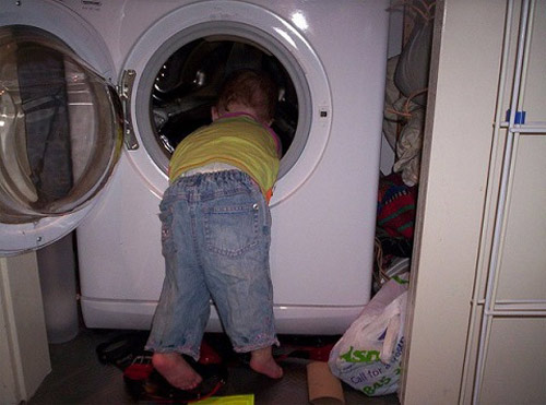 Máy giặt lồng ngang rất nguy hiểm khi trẻ nhỏ tò mò, hiếu động chui vào lồng giặt.