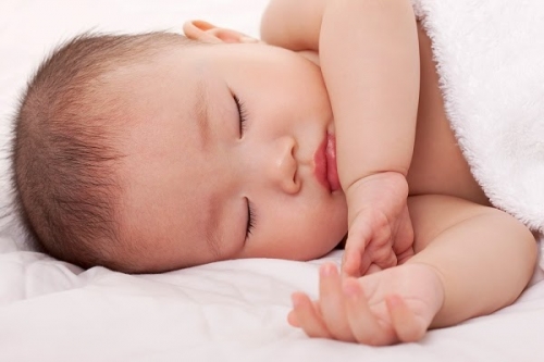 Mẹ nên thường xuyên xoay đầu cho bé khi ngủ để tránh bẹp đầu.