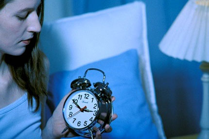 Thức khuye thường xuyên không chỉ làm tổn hại nhan sắc mà còn gây ra nhiều bệnh cho chị em phụ nữ.