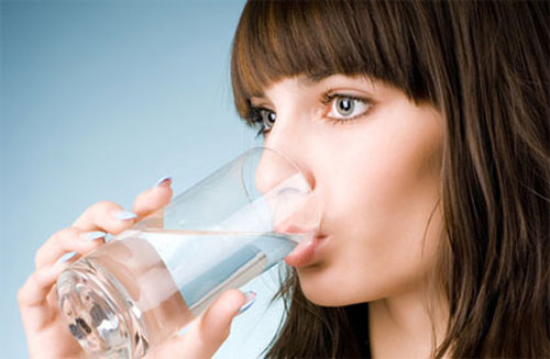 Khi bị say nắng nên uống từng chút nước một. Uống quá nhiều nước cũng có khả năng gây tử vong.