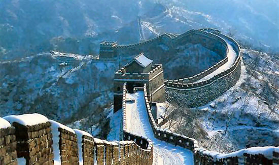Vạn Lý Trường Thành, Trung Quốc: Đây là công trình duy nhất ở trái đất có thể nhìn thấy từ mặt trăng. Bức tường dài 8.851 km, được xây dựng bằng đất và đá từ thế kỷ 5 trước Công Nguyên đến thế kỷ 16 để bảo vệ Trung Quốc khỏi những cuộc tấn công của người Hung Nô, Mông Cổ.