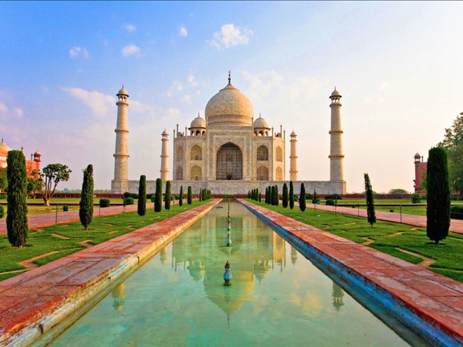 Đền Taj Mahal, Ấn Độ: Ngôi đền được vua Shah Jahan xây dựng Taj Mahal để tưởng nhớ người vợ thứ ba, hoàng hậu Mumtaz Mahal qua đời khi sinh đứa con thứ 14. Đền do khoảng 20.000 người xây dựng trong suốt 22 năm với kinh phí xây dựng lên tới 320 triệu rupee. Đền được làm bằng đá cẩm thạch cùng 28 loại đá quý với kiến trúc kỳ vĩ.