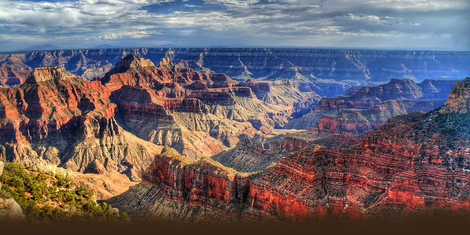 Công viên quốc gia Grand Canyon, Mỹ: Công viên này có niên đại địa chất 2 tỷ năm với hiện tượng thiên nhiên kỳ thú là hẻm núi Grand Canyon bị sông Colorado cắt, tạo nên một khe núi dài 446 km, sâu 1,6 km.