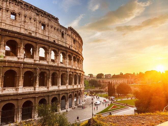 Đấu trường La Mã, Italy: Đấu trường gồm 50.000 chỗ cho khán giả đến chứng kiến những cuộc thi tài của các võ sĩ giác đấu được xây dựng từ năm 70-72 sau Công Nguyên. Colosseum vẫn từ lâu được xem là biểu tượng của Đế chế La Mã và là một trong những mẫu kiến trúc La Mã đẹp nhất còn sót lại.