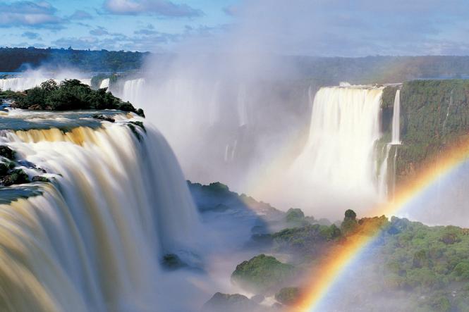 Thác Iguazú, Brazil: Dòng thác ngoạn mục này nằm trên biên giới của hai nước Brazil và Argentina. Thác cao và rộng hơn so với thác Niagara, với hai tầng gồm 275 thác nước lớn nhỏ đổ xuống với dạng móng ngựa. Tên thác được người bản địa Guarani gọi là Iguazu có nghĩa là “nước lớn”.
