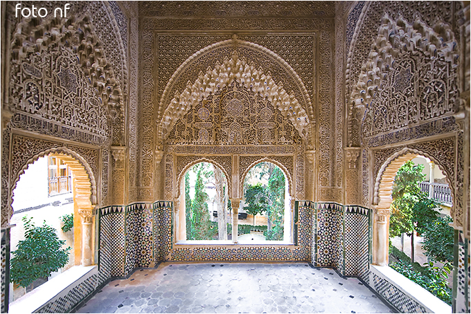 Cung điện Alhambra, Tây Ban Nha: Cung điện do người Moor đến từ Tây Bắc châu Phi từng cai trị Tây Ban Nha thời trung cổ xây dựng theo phong cách kiến trúc Narsid, với mái vòm dát ngà voi và ngọc quý cùng các bức tượng có những hình vẽ trừu tượng thể hiện đậm nét văn hóa Hồi giáo. Cung điện Alhambra tọa lạc trên ngọn đồi Sabîka với 720 m chiều dài và 220 m chiều rộng.