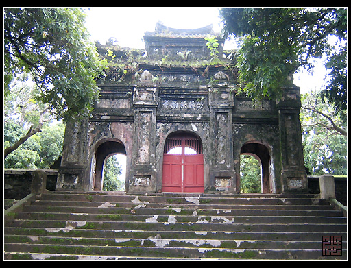 Không nên vào chùa bằng cổng chính giữa.