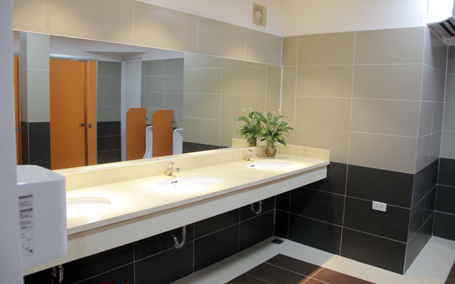 Nhà vệ sinh sử dụng những trang thiết bị cao cấp như trong khách sạn, với tông màu chính là màu cam, rất sặc sỡ, bắt mắt.
