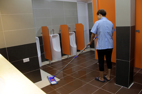 Nhân viên luôn dọn dẹp sạch sẽ để nhà vệ sinh không bị ám mùi, tạo cảm giác dễ chịu cho du khách. Ngoài ra, du khách vào đây phải tuân thủ nội quy rất chặt chẽ như không được hút thuốc…