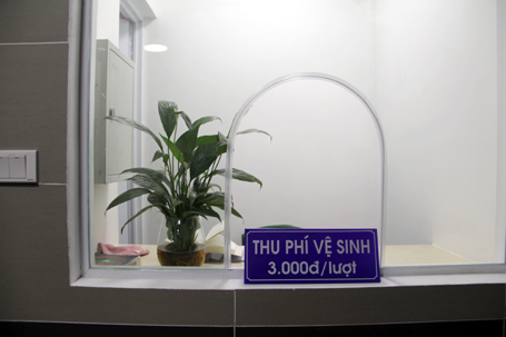 Dù là nhà vệ sinh cao cấp nhưng mức phí ở đây cũng như các nhà vệ sinh công cộng khác trong các quận nội thành Hà Nội. Ngay cửa ra vào nhà vệ sinh là căn phòng dành riêng cho nhân viên thu phí và dọn dẹp.