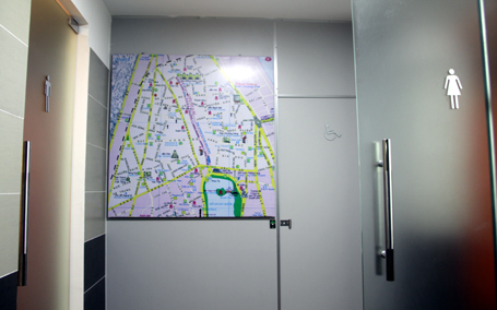 Nhà vệ sinh có 3 phòng lớn dành cho nam giới, nữ giới và người khuyết tật. Tại đây còn được treo một tấm bản đồ chỉ dẫn đường phố và các di tích trong khu phố cổ Hà Nội.