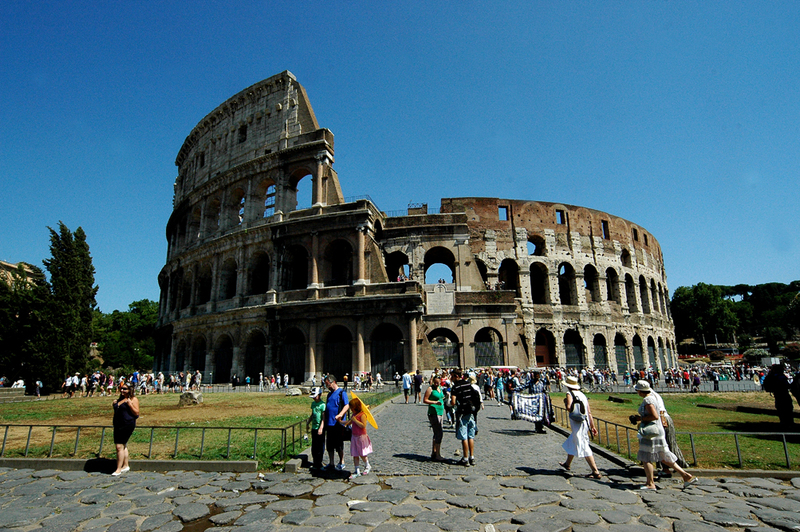 Mùa hè là mùa rất nắng nóng ở Rome và khách du lịch kéo về đây hạn chế hơn các dịp khác trong năm.  Xem thêm tại: http://www.lamsao.com/top-nhung-tour-du-lich-the-gioi-co-gia-tren-troi-p214a92199.html