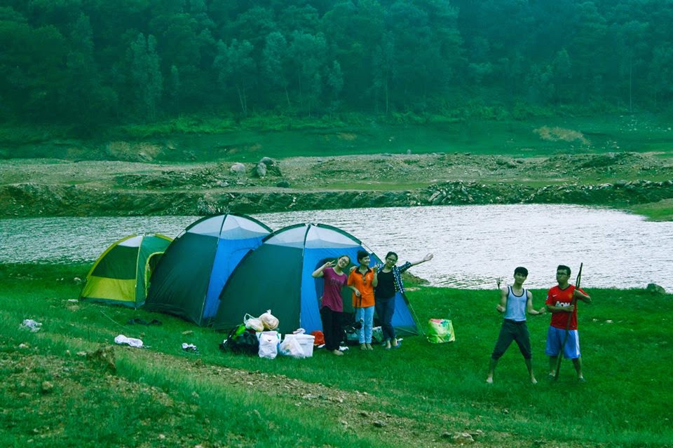 Cắm trại tại Hồ Suối Bàu để được thưởng ngoạn khung cảnh mây trời, nước biếc hòa làm một.