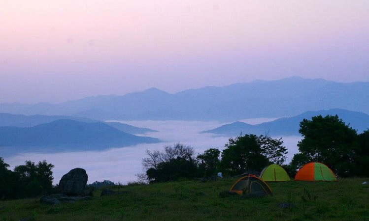 Cắm trại tại Đồng Cao để tận hưởng nguyên vẹn nét hoang sơ và sự tĩnh lặng dịu dàng của thiên nhiên.