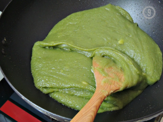 Nhân đậu xanh trà xanh (cũng như đậu xanh và các loại khác) làm bằng cách trộn nhân đậu xanh sau khi sên với các nguyên liệu đi kèm.
