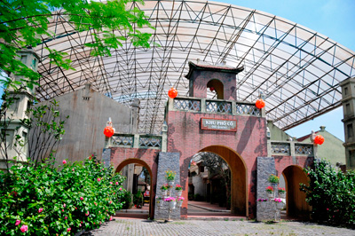 Các khu ngoài trời tại Thiên đường Bảo Sơn đều được lắp mái kính để phòng mưa gió.