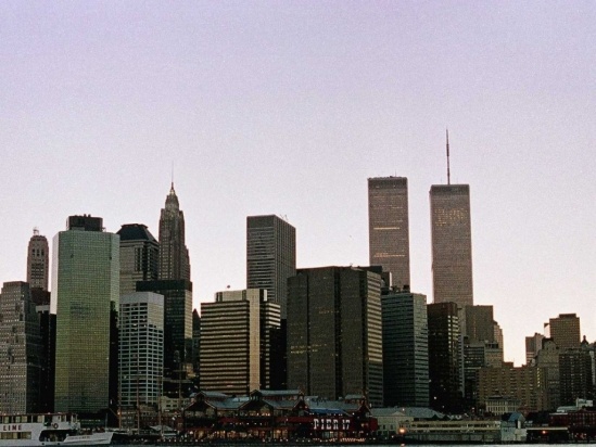 Sáng ngày 11/9/2001 bắt đầu như mọi ngày bình thường khác. Tòa Tháp đôi Trung tâm thương mại Thế giới (New York) đứng sừng sững đón nắng trong Quận Financial – giống như một điều quá đỗi bình thường suốt 30 năm qua…