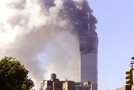 10h28, tòa tháp phía bắc của WTC sụp đổ. Những cột khói đen cuồn cuộn bốc lên bầu trời. Người dân xung quanh nháo nhác tìm nơi ẩn nấp. Một số nơi, tro bụi dày tới 20 cm.