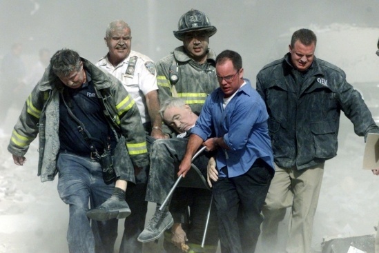Các nỗ lực cứu hộ tại Ground Zero (thuật ngữ ám chỉ nơi Tòa Tháp Đôi World Trade Center đã bị khủng bố phá hủy ngày 11/9/2001. Trên đống gạch vụn, người Mỹ ráo riết xây dựng trở lại một khu cao ốc mang tên Tháp Tự Do (Freedom Tower).) - được tiến hành cho đến ngày 9/10 năm 2001. Trong khi các vụ cháy nổ - hậu quả của vụ sụp đổ các tòa nhà tiếp diễn cho tới ngày 20/12 năm đó.