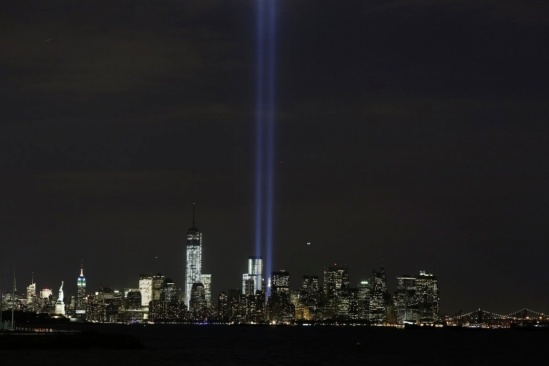 New York ngày nay – Đường ánh sáng màu xanh đánh dấu vị trí tòa tháp đôi Trung tâm thương mại thế giới từng bị phá hủy trong vụ 11/9/2001 – Ngày không thể nào quên trong lịch sử Mỹ.
